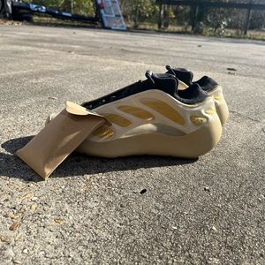 Yeezy 700v3 Safflower